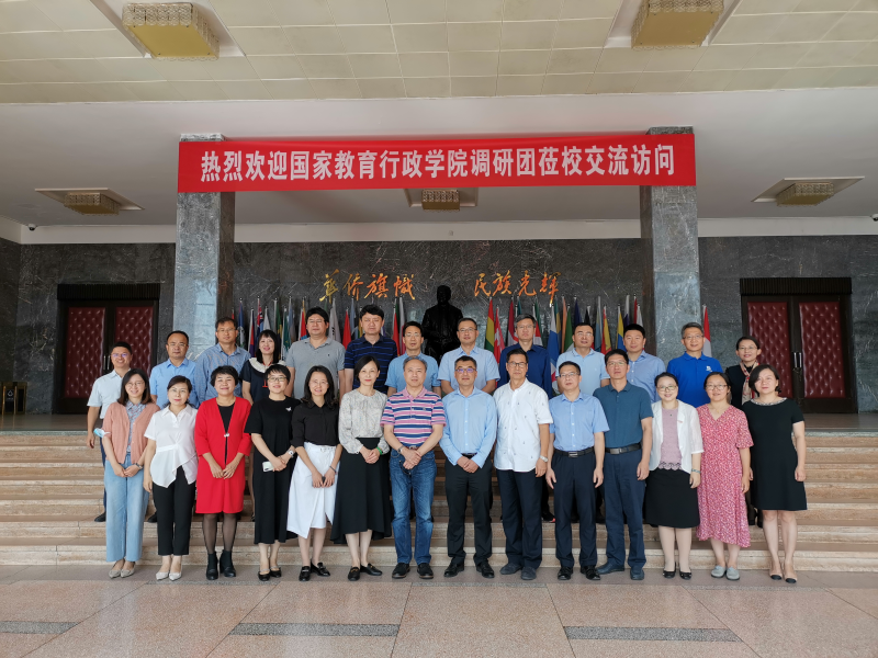福建团一行22人赴福州、泉州、厦门三地，调研了福州大学、福建师范大学、福建医科大学、闽江学院、华侨大学、厦门大学和集美大学等7所高校。通过座谈、考察、实地体验、互动交流等方式，调研团了解了各高校在双一流建设、服务国家重大战略和地方经济社会发展、立德树人、创新人才培养、大学生创新创业等方面的经验举措和困难挑战，结合本职工作的反身思考，进一步深刻理解了高等教育的时代使命。团员们还调研了闽江大学特色档案馆、福建师范大学校史馆、华侨大学校史馆等，加深了对习近平总书记关于教育重要论述形成和发展过程的理解，也认识了福建省高等教育在海峡两岸、乃至在东南亚地区所发挥的独特作用。图为福建团与华侨大学领导及教师在陈嘉庚纪念堂交流并合影。