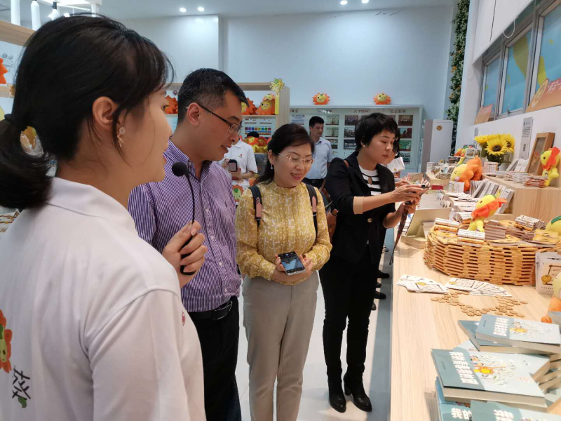 在福州大学科技园区，团员们调研了双一流学科建设给该校带来的新机遇，以及该校紧密贴合地方经济社会发展需求的办学实践。在福建师范大学，调研主要聚焦育人这一高等教育的核心功能，与教务处、学工部、校团委、教育学部等进行深入交流。图为团员在校团委创办的小葵馆内参观，被学生设计的文创产品吸引驻足。