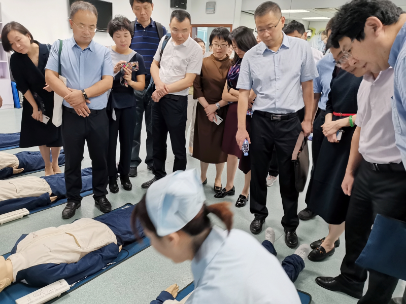 在福建医科大学，团员们调研了临床医学部和护理学院，了解在信息化、智能化背景下，医学和公共卫生人才培养的新机遇与新挑战。图为团员们调研急救知识与技能的教学现场。