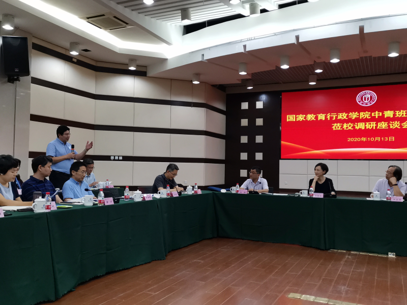  福建调研团在闽江学院调研了应用型本科高校的特色发展情况。习近平总书记在福建工作期间，曾有6年兼任闽江学院校长，并且创造性地提出了“不求最大，但求最优，但求适合社会需要”的办学定位。多年来，该校秉承这一理念，坚持探索应用型发展之路。图为福建调研团学员在闽江学院座谈会上提问。