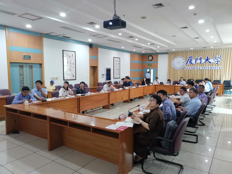 福建团调研的厦门大学和集美大学，都留下了爱国华侨领袖陈嘉庚的深刻印记。厦门大学创办至今始终坚持研究型大学定位，目前在生物医药、海洋科学等多个领域为服务国家重大战略需求做出贡献。集美大学则由陈嘉庚所创办的师范、水产、商科等专科学校合并组建，至今保持校董会制度，充分利用地域优势与行业资源，在航海、水产等领域探索出特色发展的办学道路。图为福建调研团听取厦门大学相关部门介绍情况。