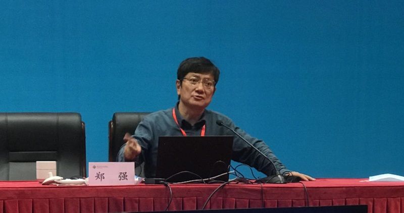 10月28日晚，太原理工大学党委书记郑强教授应邀为我院学员作题为“中华复兴之教育与文化根基”的专题报告。高校中青年干部培训班第60期和第61期的全体学员听取了报告。
郑强教授围绕“大学的事（公平教育）”、“大家的事（科学教育）”、“大国的事（信仰教育）”三个方面，深刻阐述了教育与爱国的重要意义。他强调，是否拥有一所好的大学，关乎一座城市生活的品味，关乎一个地区人民的尊严，现阶段，尤其要加强中西部高等教育发展。通识教育是培养具有坚实基础、宽广事业的拔尖人才的必由之路，先“宽”后“专”是科学教育的必经之路。当代教育最重要的是培养学生要对中华复兴有深刻的领悟，对祖国故土有深厚的情感，对民族文化有深度的自信。他鼓励大家在知行合一中担当作为，要坚定信仰，心怀家国，感恩当下的社会，让人生绽放最美的光彩。
郑强教授的报告深刻而又通俗易懂，深情而又妙语箴言，他以其独特的人格魅力和强烈的现场感染力征服了全场学员，反响热烈，掌声迭起。学员们纷纷表示，郑强教授的报告激发了自身强烈的家国情怀和责任担当，在接下来的工作中要努力提高政治站位，树牢“四个意识”，坚定“四个自信”，坚决做到“两个维护”，以勇于担当的作为和求真务实的作风，更好地完成立德树人根本任务、推动中国高等教育事业高质量发展，为实现中华民族伟大复兴的中国梦而努力奋斗。（供稿：高校中青年干部培训班第60期总班宣传委员、山东传媒职业学院招生就业处处长 王冠松；审稿：总班主任 邢晖）