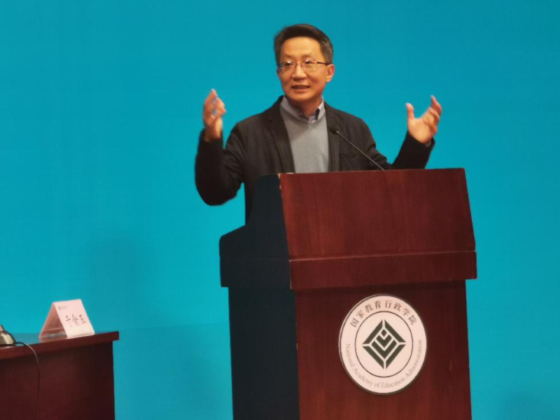 辩论会特邀北京大学法学院郭雳同学进行现场点评。他从看逻辑、看反应、看配合三个方面对选手们的表现进行了专业和精彩的点评。