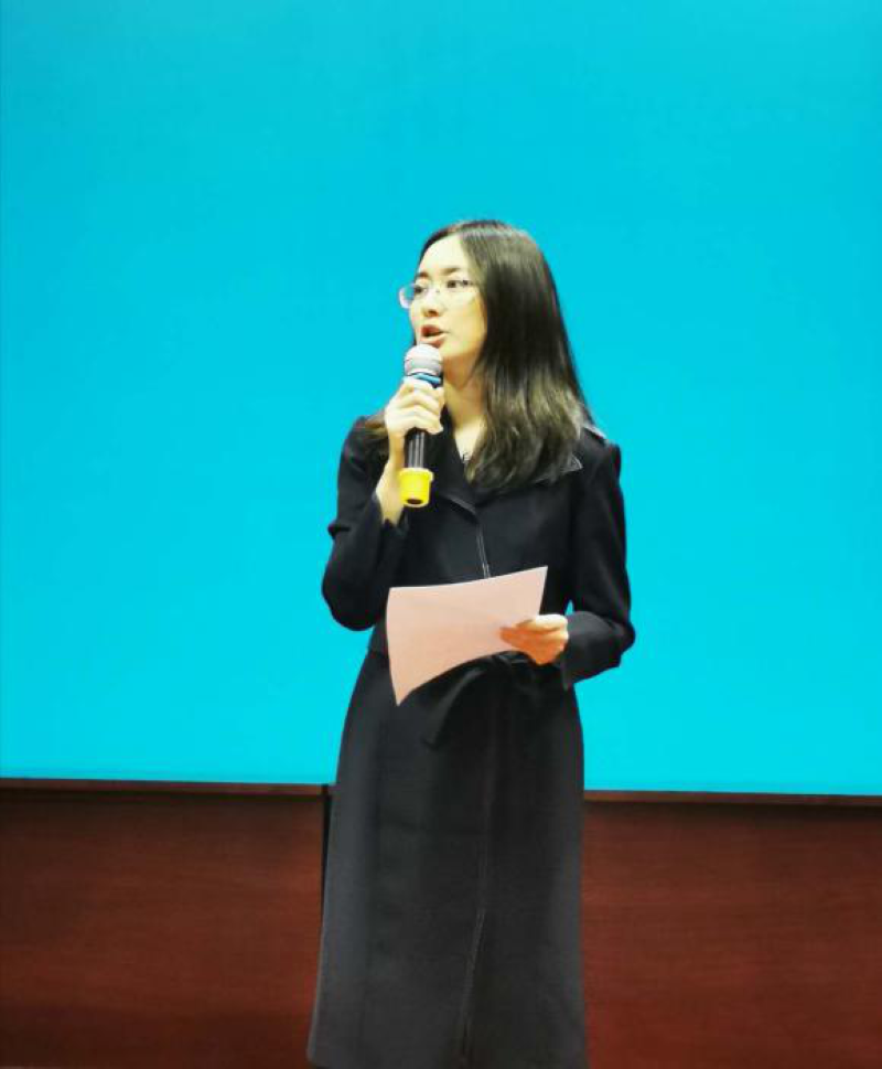 四班学员、教育部课程研究中心评价处处长张珊珊主持第四次文化沙龙。