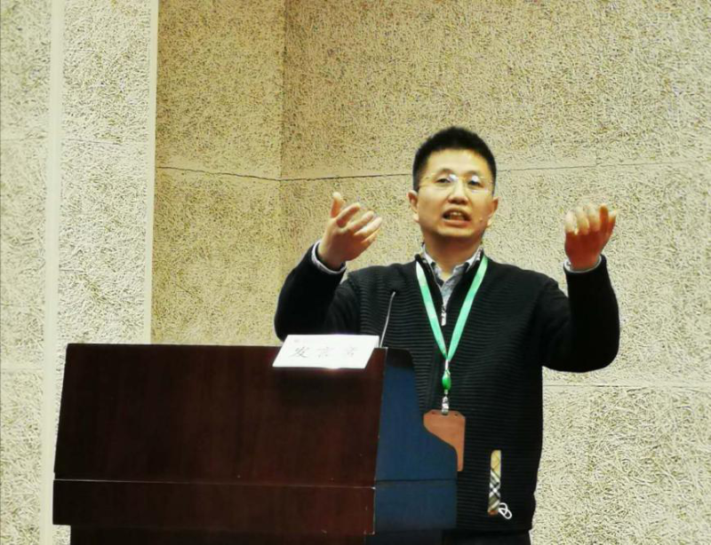 四班学员、中国石油大学（北京）校长助理、研究生院常务副院长金衍以“油气漫谈”为题，图文并茂地介绍了石油与天然气生成、勘探、开发的过程，重点展示了超深井、从式井、大卫移井等复杂结构井，展望了油气工业的数字化发展和智能化转型，让学员们更深刻地体会了“黑色黄金”的宝贵。
