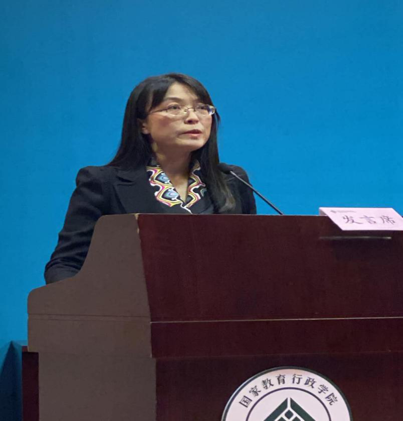 四班学员、云南大学党政办公室副主任郑蔚以“大众文化视野中的云南少数民族”为题，带领大家观赏杨丽萍曼妙舞蹈《月光下的凤尾竹》，回顾经典电影《五朵金花》，将云南少数民族的名人轶事娓娓道来，深情讲述西南联大在昆明办学的跌宕历程，多角度呈现了云南少数民族的特色。