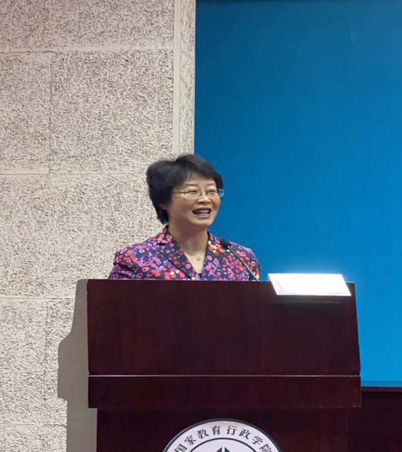 四班学员、南京农业大学农学院院长朱艳，以“粮食安全和转基因”为题，用大量数据展示了我国粮食安全现状及面临的挑战，利用典型案例强调了关键基因发掘是应对粮食危机的根本保障；通过介绍转基因育种的内涵与优势、转基因作物发展现状以及我国农业转基因生物安全管理体系，为学员们解答了转基因要不要、安全不安全、能种不能种、食用不食用等系列问题和疑惑。（撰稿：三班宣传委员、中南大学宣传部常务副部长 胡杨；统稿：大班宣传委员、教育部办公厅新闻处处长 陈星；审稿：分班主任、学院社科部 郝富军）