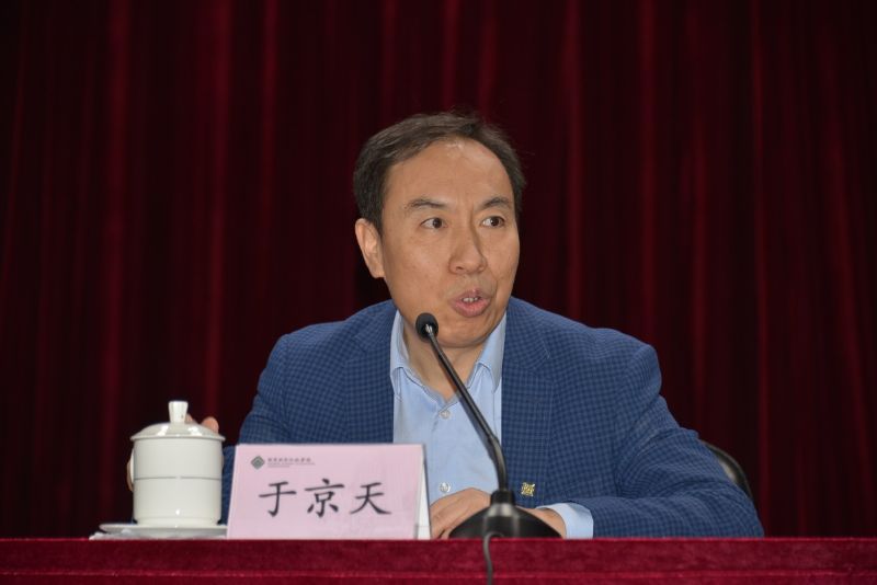 于京天在讲话时代表学院对来自全国各高校的近200名思想政治理论课骨干教师们表示热烈欢迎，并介绍了学院的基本情况。他简要回顾了研修班的发展历程，强调中宣部、教育部党组历来对本研修项目高度重视，学院党委按照上级要求对每期研修班都精心安排，认真组织，确保效果。于京天希望大家一要学习、反思、觉悟；二要交流、探讨、借鉴；三要防疫、守纪、平安。他期待老师们都能成为热爱自己的事业，热爱自己的学生，对学生成长成才起到重要影响的引路人。