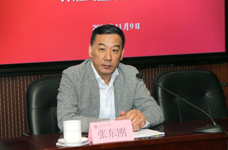 开班式后，张东刚为全体学员作了题为“进一步加强新时代教育外派干部队伍建设”的专题报告。张东刚在报告中向学员提出三点学习要求，一是明方位、明方向、明方法，认真学习贯彻五中全会精神。二是深刻理解十八大以来驻外干部的责任和使命，为构建新发展格局增添动力。学员要以更宽广的胸怀和视野推动教育强国建设与教育对外开放工作，为外交大局担当重任，为人文交流建功立业；要以发展的眼光和专业的精神为教育强国贡献力量；要坚持务求实效，用外音外语讲好中国故事；要坚持人民至上为本，践行教育外交理念。三是要提高解决实际问题的问题，为勇担新时代重任经受锤炼。张东刚引用陈宝生部长的“四点希望”勉励学员，一要把理想信念放在心上，二要把责任担当扛在肩上，三要把勤学实干落在地上，四要把干净守纪绷在弦上。最后，张东刚向学员提出了两点要求，一是加强作风建设，坚持政治引领与业务事业相结合，坚持发扬传统与改革创新相结合，坚持奋勇争先与求真务实相结合；二要坚持落实落实再落实，努力提升解决实际问题的能力。