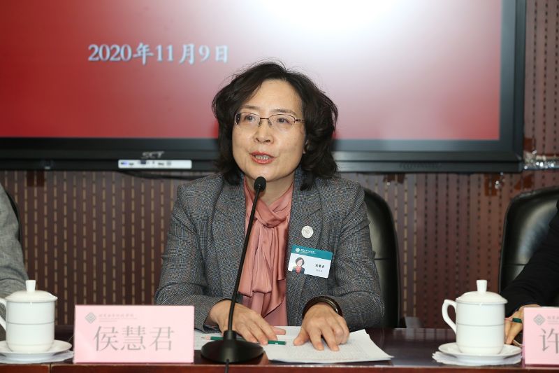 侯慧君在讲话时欢迎各位学员前来学院培训学习，并介绍了此次培训班的举办意义、任务和要求。她指出，教育部党组、人事司一直高度重视教育系统驻外干部队伍的学习。针对此次培训班，人事司明确要求，要以习近平新时代中国特色社会主义思想为指引，深入学习贯彻党的十九大及历届全会精神，尤其是习近平总书记关于教育的论述，紧紧围绕服务党和国家教育外交事业，加强驻外储备干部的思想政治及国情教情教育，系统学习外交基础知识、教育外事理论与实务以及相关纪律和规定，全面提升教育驻外后备干部的综合素养和履职能力。侯慧君强调，学院在人事司领导和驻外干部处直接指导下，精心设计教学计划，聚焦培训教育驻外干部进一步提升国际眼光、更新外交理念、拓宽教育外事思路，提升处理复杂事物的履职胜任能力。为保障培训实效，她希望学员们一要“转角色”，迅速从工作角色向学习者角色转变；二要“看看齐”，要在思想上、政治上、行动上时刻与党中央保持高度一致；三要“调语态”，坚持学习用外国人理解的语言风格、思维方式，为讲好中国故事做充分准备；四是“守纪律”，严格遵守中央八项规定和疫情防控常态化下的各项学习纪律。