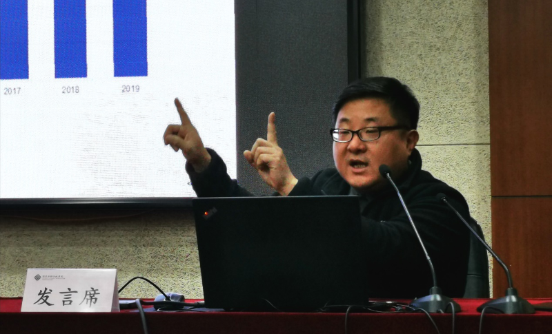 二班学员、中央戏剧学院电影电视系党总支书记、主任武亚军以“中国电影发展新观察”为题，指出中国电影产业取得长足进展，目前处于深度调整期，金融资本主导性过强得到控制，政策导向、艺术个性追求和产业要求存在的矛盾得到了一定的缓解，原创质量仍需稳步提高。