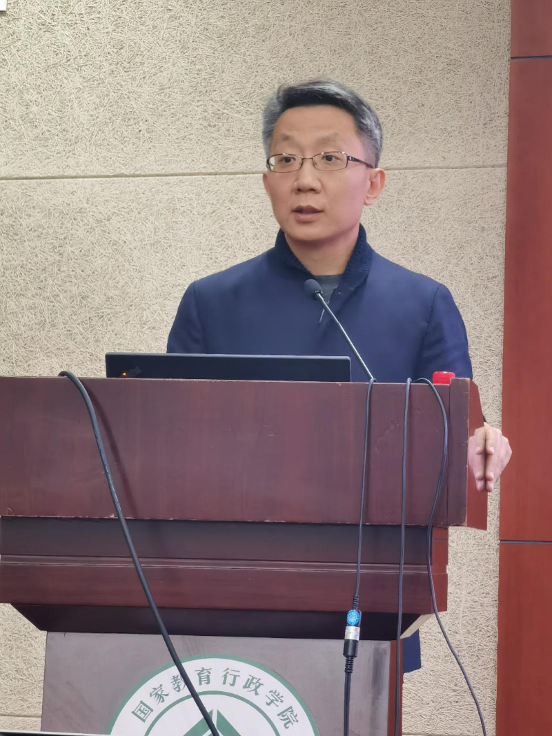 一班学员、北京大学法学院党委书记、副院长郭雳以“咖啡杯里的风暴”为题，以瑞幸咖啡事件为引子，为大家系统介绍了中概股（红筹）的源起、存在的问题、近期的变化，强调要探索中国特色的注册制，促进有效市场和有为政府的更好结合,在发行市场化的同时，更好地发挥政府作用。（撰稿：六班宣传委员、高等教育出版社思政工作部主任 张江艺； 统稿：大班宣传委员、教育部办公厅新闻处处长 陈星； 审稿：分班主任、学院社科部 郝富军）