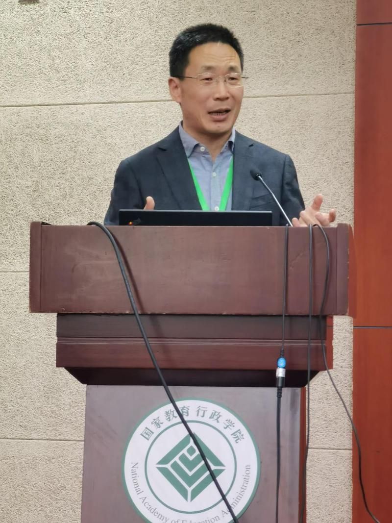 一班学员、中国矿业大学（北京）地球科学与测绘工程学院院长代世峰以“煤”为题，介绍了煤炭在国家经济发展和能源安全中的地位、煤炭利用引起的环境问题、煤炭中的元素组成及其利用，展示了科学探究的执着精神以及对生命的重视和关怀。