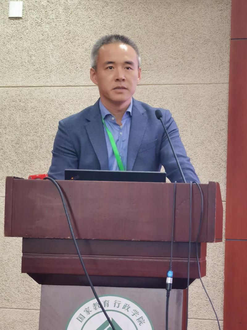 一班学员、西南交通大学牵引动力国家重点实验室党委书记郭俊以“磁浮列车与技术”为题，介绍了磁浮列车与技术发展现状、面向未来的轨道交通探索，强调高校科研要面向国家重大需求，主动对接国家战略、融入国家战略, 积极承担起关键核心技术研发的重要任务。