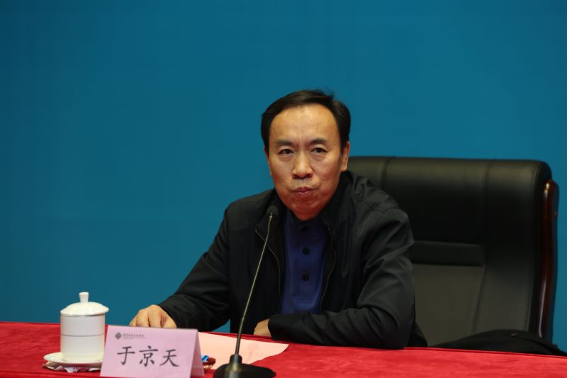 于京天在致辞中代表学院欢迎学员们的到来，希望大家及时转变角色，开展充分交流，严格遵守各项规定和纪律，特别是要严格遵守疫情防控的有关规定和要求，并预祝大家学有所获。