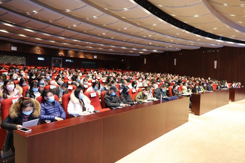 共有近200名来自高校的思想政治理论课骨干教师参加本次为期两周的学习研修。（撰稿：社会科学教研部 赵京；摄影：图书信息技术部 罗彬彬；编发：宣传中心 梁洋生；编审：宣传中心 张进强）