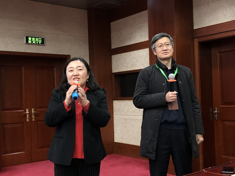 11月25日,第1期教育部直属系统暨第61期高校中青年干部培训班抓住结业前的宝贵时间,组织举办第7次、也是最后一次文化沙龙。6位学员通过本次沙龙交流业务,分享知识,寄语同学,展望未来,彼此激励将培训学习的新成果转化为岗位工作的新业绩。本次微讲坛由人民教育出版社汉语室支部书记、主任施歌,北京邮电大学理学院执行院长黄善国主持。 11月25日,第1期教育部直属系统暨第61期高校中青年干部培训班抓住结业前的宝贵时间,组织举办第7次、也是最后一次文化沙龙。6位学员通过本次沙龙交流业务,分享知识,寄语同学,展望未来,彼此激励将培训学习的新成果转化为岗位工作的新业绩。本次微讲坛由人民教育出版社汉语室支部书记、主任施歌,北京邮电大学理学院执行院长黄善国主持。