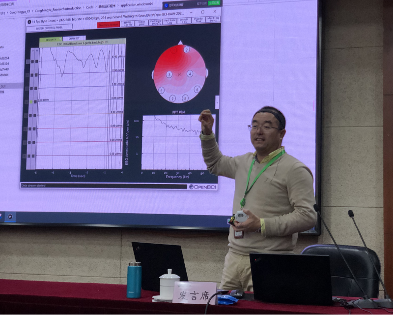 五班学员、大连理工大学国际合作与交流处处长、港澳台事务办公室主任丛丰裕以“神经工程和我们的生活”为题,介绍了脑科学与类脑智能及“中国脑计划”,现场展示了获得脑电信息的工具,重点分享了疲劳驾驶监测系统、睡眠质量分析与调控等方面的研究与应用情况,特别是团队成果“基于脑电的智能网联电动汽车”,希望加快推进产品研发和量产。 五班学员、大连理工大学国际合作与交流处处长、港澳台事务办公室主任丛丰裕以“神经工程和我们的生活”为题,介绍了脑科学与类脑智能及“中国脑计划”,现场展示了获得脑电信息的工具,重点分享了疲劳驾驶监测系统、睡眠质量分析与调控等方面的研究与应用情况,特别是团队成果“基于脑电的智能网联电动汽车”,希望加快推进产品研发和量产。