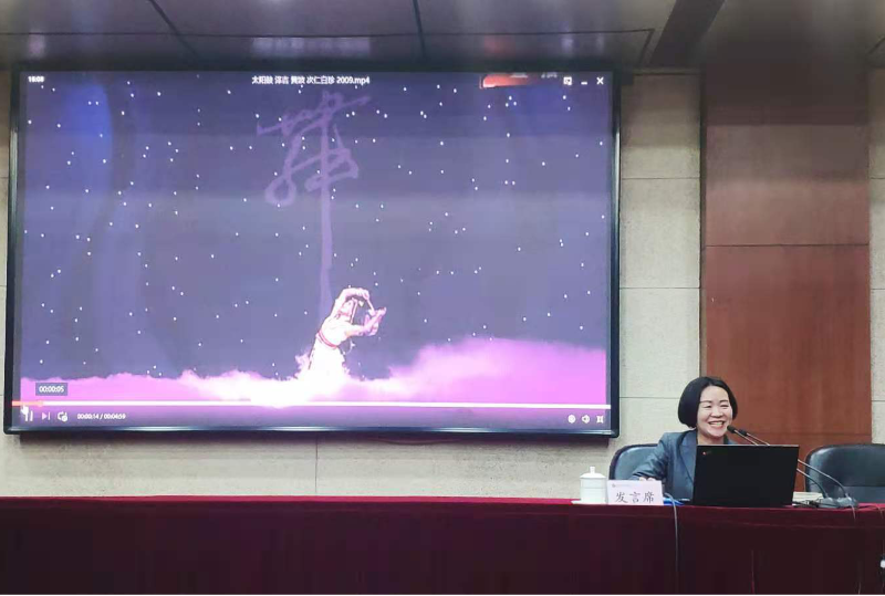 六班学员、西藏大学教育学院书记周娜向大家全面介绍了“大美西藏”是国家重要的安全屏障和生态安全屏障,也是重要的战略资源储备基地、高原特色农产品基地、中华民族特色文化保护和传承地、世界旅游目的地。她分享了西藏特色的民族艺术文化,讲述了江孜军民反抗英国侵略者的英勇历史,最后还介绍了西藏大学扎根西藏培养人才的情况,号召大家共同参与支持边疆教育发展。 六班学员、西藏大学教育学院书记周娜向大家全面介绍了“大美西藏”是国家重要的安全屏障和生态安全屏障,也是重要的战略资源储备基地、高原特色农产品基地、中华民族特色文化保护和传承地、世界旅游目的地。她分享了西藏特色的民族艺术文化,讲述了江孜军民反抗英国侵略者的英勇历史,最后还介绍了西藏大学扎根西藏培养人才的情况,号召大家共同参与支持边疆教育发展。