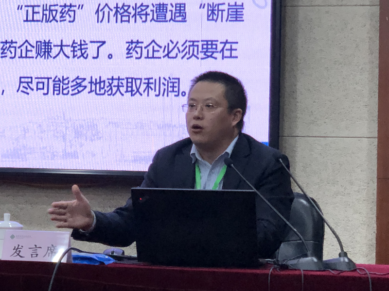 一班学员、中国药科大学科学技术处处长姚和权“漫谈药物研发”,从社会关注的药物相关问题入手,系统论述了新药研发与专利保护的过程与特点,强调药物研发已从经验上升为科学。他分享了抗新冠病毒感染药物全球最新的研究进展,以及我国医药界为世界抗疫做出的重要贡献。他还介绍中国药科大学正努力向“全球最受尊敬的药学高等学府”迈进。 一班学员、中国药科大学科学技术处处长姚和权“漫谈药物研发”,从社会关注的药物相关问题入手,系统论述了新药研发与专利保护的过程与特点,强调药物研发已从经验上升为科学。他分享了抗新冠病毒感染药物全球最新的研究进展,以及我国医药界为世界抗疫做出的重要贡献。他还介绍中国药科大学正努力向“全球最受尊敬的药学高等学府”迈进。