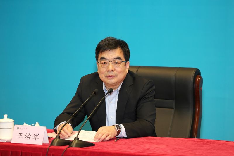 王治军在致辞时强调了本期专题培训班的重要意义和特殊背景。党的十九届五中全会通过了《中共中央关于制定国民经济和社会发展第十四个五年规划和二〇三五年远景目标的建议》，对建设高质量教育体系和建设教育强国提出了更明确的要求。他建议学员深入学习贯彻十九届五中全会精神，把握新发展阶段、贯彻新发展理念、构建新发展格局，用新的思想、理念和方法来指导教育实践，推进普通高中新课程改革。希望大家转变角色，明确任务，积极投入；提高站位，深化学习，加强交流；严格要求，遵守纪律，确保安全，尤其是要严格遵守防疫工作要求，保障身体健康和生命安全。