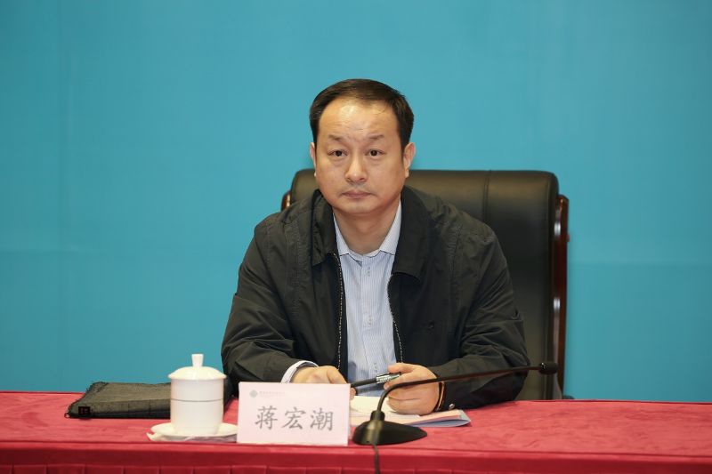 开班式后，教育部思想政治工作司党建统战处处长蒋宏潮作了“以党的政治建设为统领，写好新时代高校党建工作”的首场专题报告。