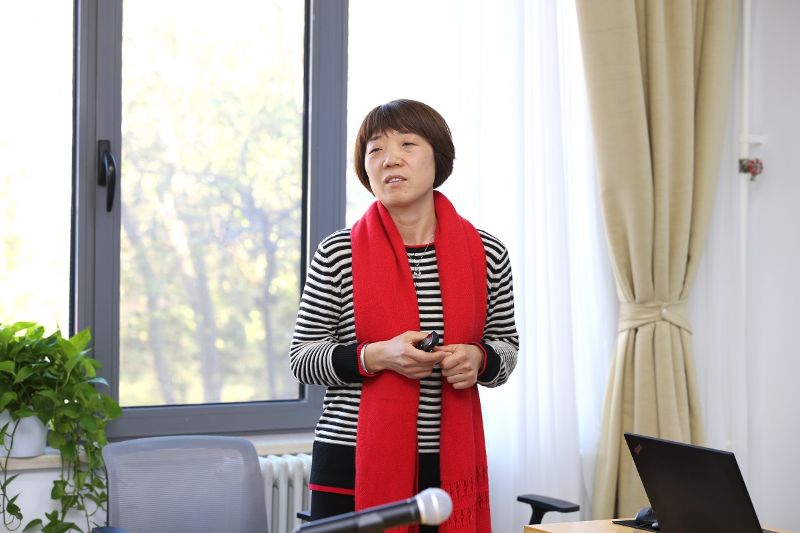 “教师业务培训代表”李永贤，以“非暴力沟通的运用”为题，分享了参加“同理心双认证培训”后的收获与感悟。