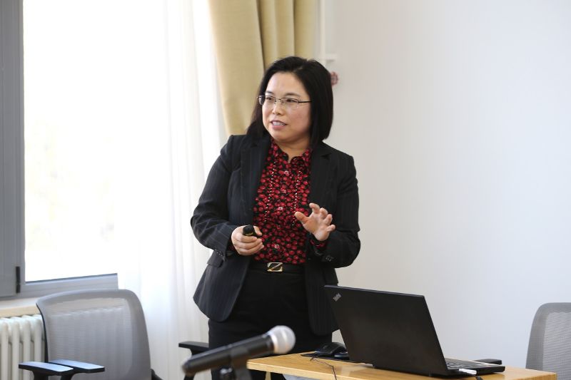 “党员干部理论学习代表”井美莹，以“补精神之钙、固信仰之基、铸实干之魂”为题，分享了参加教育部直属机关第12期处级党员干部理论进修班的学习。