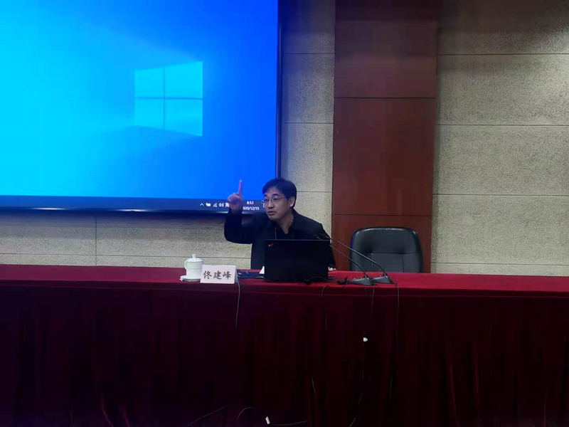 微论坛（二）：河北省黄骅市教育局党组书记、局长佟建峰带来了题为《黄骅时间+黄骅教育》的精彩授课。佟建峰局长通过对相关史料和黄骅市地方文史的研究，用通俗的语言讲述了黄骅从古至今政治、经济、文化的场景，重点介绍了怎样将历史发展、民俗风情、人文景观融教育于一体，让学员们体会到黄骅大地上的这块沃土千年来的缓慢变化，以及沉淀在这块土地上浓郁的教育文化气息，得到了授课老师及学员们的一致赞誉。