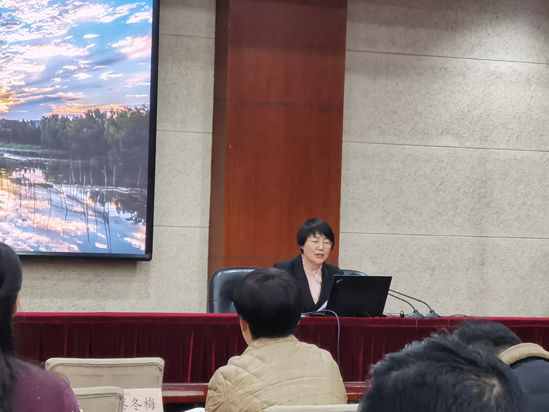 微论坛（四）：浙江省德清县教育局党委书记、局长带来《播散爱的种子，和我们一起生活》微课分享，德清县创新“教育+模式”，通过“教育+产业”，提高脱贫扶贫精准性；“教育+文化”，提升扶智扶志持续性；“教育+爱心”，坚持脱贫攻坚公益性三大举措，推进精准扶贫工作，无不体现了政治的高度、理论的深度、思想的温度、实践的效度，为打赢脱贫攻坚战奉献教育的力度。