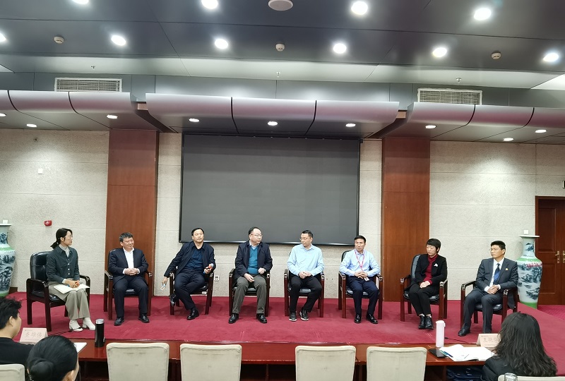 水本无华,相荡乃成涟漪;石本无火,相击而发灵光。2020年12月24日上午,第40期全国县市教育局长培训班学术沙龙在敬业厅圆满结束,六个班级的七位经验丰富的局长围绕教育局长的使命和担当与全班学员进行了分享交流,讲述了教育局长的实践与探索、思考与感悟、使命与担当。七位局长声情并茂、可圈可点的分享,既有理论联系实际积累的宝贵经验,也有攻坚克难产生的宝贵精神,既体现了浓郁的教育情怀和基层治理的教育智慧,更彰显了个人的魅力风采。聚是一团火,散是满天星。此次学术沙龙,给来自五湖四海的学员们提供了教育新理念、新思路、新方法、新举措,将运用于大江南北的教育综合实践中,推动教育高质量发展。此次学术沙龙由洛阳市西工区教育体育局局长李艳丽主持。 水本无华,相荡乃成涟漪;石本无火,相击而发灵光。2020年12月24日上午,第40期全国县市教育局长培训班学术沙龙在敬业厅圆满结束,六个班级的七位经验丰富的局长围绕教育局长的使命和担当与全班学员进行了分享交流,讲述了教育局长的实践与探索、思考与感悟、使命与担当。七位局长声情并茂、可圈可点的分享,既有理论联系实际积累的宝贵经验,也有攻坚克难产生的宝贵精神,既体现了浓郁的教育情怀和基层治理的教育智慧,更彰显了个人的魅力风采。聚是一团火,散是满天星。此次学术沙龙,给来自五湖四海的学员们提供了教育新理念、新思路、新方法、新举措,将运用于大江南北的教育综合实践中,推动教育高质量发展。此次学术沙龙由洛阳市西工区教育体育局局长李艳丽主持。