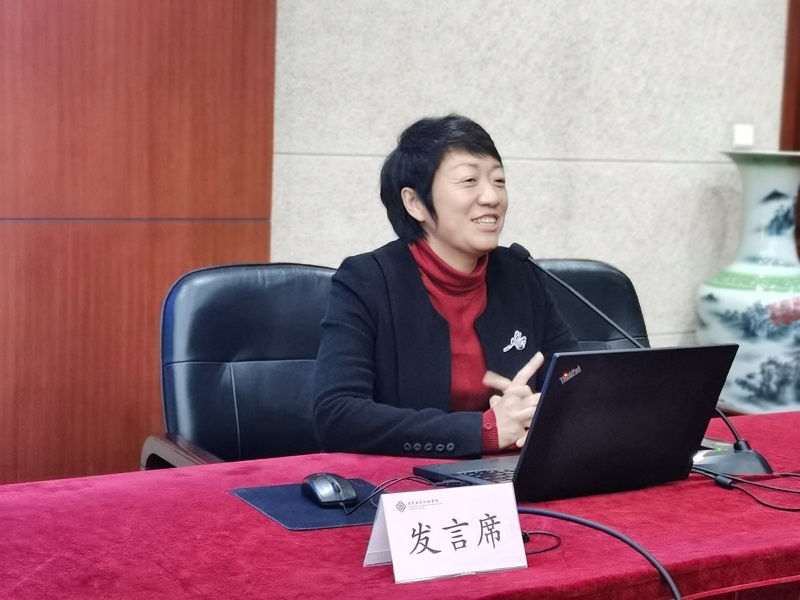 韶关市新丰县教育局工委书记、局长王春家围绕教育局长的使命与担当,谈到教育局长要做一个领航者,掌握全新的教育发展理念,掌教育发展之舵;做一个解困者,统筹解决好教育发展中重点、热点、难点问题,解人民群众之忧;做一个奋斗者,忠诚、干净、务实、担当的人,切实履行好教育局长的职责。提出要切实坚持党的全面领导,切实抵御住诱惑和干扰,切实把党中央的教育理论落到实处,敢于碰硬,直面问题。 韶关市新丰县教育局工委书记、局长王春家围绕教育局长的使命与担当,谈到教育局长要做一个领航者,掌握全新的教育发展理念,掌教育发展之舵;做一个解困者,统筹解决好教育发展中重点、热点、难点问题,解人民群众之忧;做一个奋斗者,忠诚、干净、务实、担当的人,切实履行好教育局长的职责。提出要切实坚持党的全面领导,切实抵御住诱惑和干扰,切实把党中央的教育理论落到实处,敢于碰硬,直面问题。