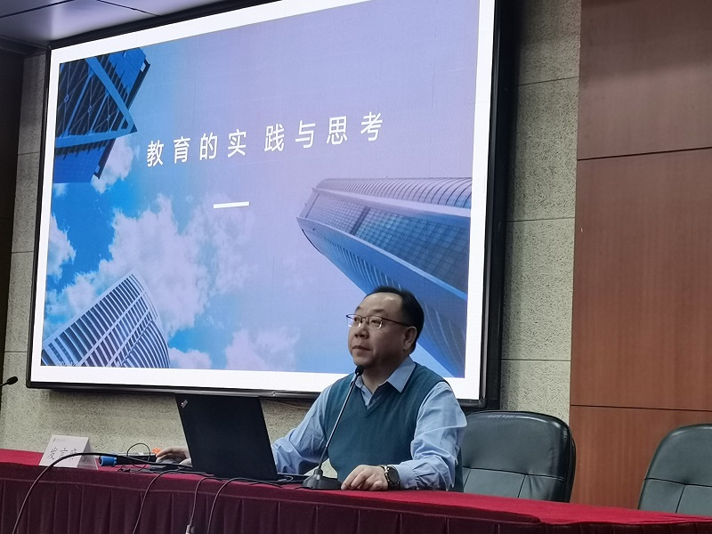 赤峰市松山区教育局副局长李东峰以《教育的实践与思考》为题,结合自身的工作实践经历,从对教育的理解、教育的思考、教育的实践和教育的使命四个方面进行详细的阐述,提出基础教育就是奠基教育,五育并举的灵魂核心是育人。教育管理者首要责任是营造一个良好的教育生态。作为一名称职的教育局长,一名对人民负责,对历史负责的教育局长,应该具备崇高的执政理念,先进的教育思想,丰富的理论素养,高尚的道德素质和踏实的工作作风。 赤峰市松山区教育局副局长李东峰以《教育的实践与思考》为题,结合自身的工作实践经历,从对教育的理解、教育的思考、教育的实践和教育的使命四个方面进行详细的阐述,提出基础教育就是奠基教育,五育并举的灵魂核心是育人。教育管理者首要责任是营造一个良好的教育生态。作为一名称职的教育局长,一名对人民负责,对历史负责的教育局长,应该具备崇高的执政理念,先进的教育思想,丰富的理论素养,高尚的道德素质和踏实的工作作风。