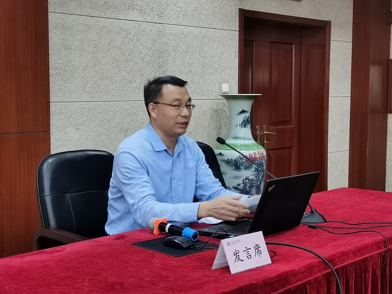 湖北省宜城市教育局党组书记、局长张保华一直奋斗在教育战线,是一个“纯正”的教育人,有着24年的教育教学管理经验,他以一个过来人的身份,以通俗易懂的语言,谆谆告诫教育局长要有所为,有所不为,有所取舍;要抓住工作的主次矛盾,要注重协调办学,争取教育发展的外部环境,要加强队伍建设,管好干部、教师和教研队伍。 湖北省宜城市教育局党组书记、局长张保华一直奋斗在教育战线,是一个“纯正”的教育人,有着24年的教育教学管理经验,他以一个过来人的身份,以通俗易懂的语言,谆谆告诫教育局长要有所为,有所不为,有所取舍;要抓住工作的主次矛盾,要注重协调办学,争取教育发展的外部环境,要加强队伍建设,管好干部、教师和教研队伍。