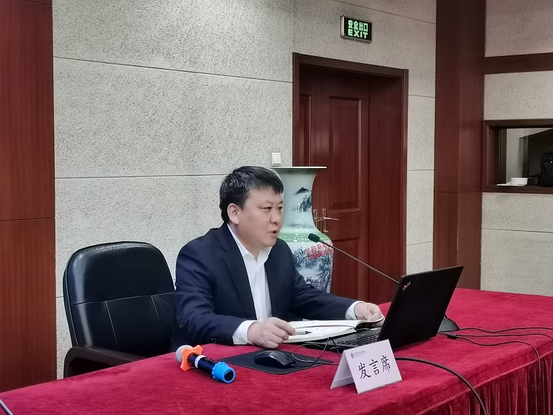 济南市莱芜区教体局党组书记、局长丁绪峰是一位任职不久的教育局长,他从莱芜是一座文化名城、大爱之城、美食之城三个方面介绍了莱芜品牌;通过抓局机关分流人员,化解大班额、家访进万家三大措施提升人民对教育的满意度;发出办好的教育难、我们应该培养什么样的孩子的深深感叹,提出教育不仅要豪言壮志,更要有热爱教育的定力和淡泊名利的坚守,这样我们的教育才能越办越好的感想。(供稿:宣传委员 王红;审稿:总班主任、教育行政教研部 蒋园园) 济南市莱芜区教体局党组书记、局长丁绪峰是一位任职不久的教育局长,他从莱芜是一座文化名城、大爱之城、美食之城三个方面介绍了莱芜品牌;通过抓局机关分流人员,化解大班额、家访进万家三大措施提升人民对教育的满意度;发出办好的教育难、我们应该培养什么样的孩子的深深感叹,提出教育不仅要豪言壮志,更要有热爱教育的定力和淡泊名利的坚守,这样我们的教育才能越办越好的感想。(供稿:宣传委员 王红;审稿:总班主任、教育行政教研部 蒋园园)