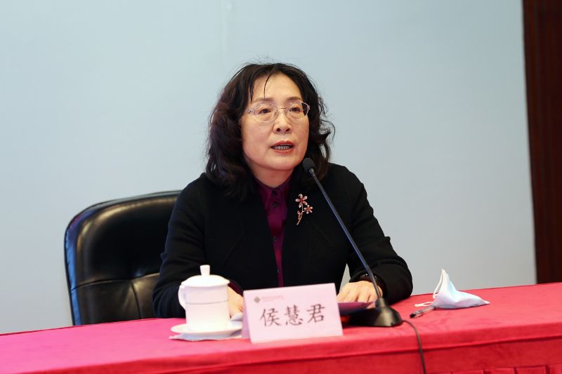 国家教育行政学院党委书记、常务副院长侯慧君主持第一期轮训班开班式和总报告。按照人事司制定的总体培训方案，此次“学习贯彻党的十九届五中全会精神集中轮训班”将在国家教育行政学院连续举办三期，培训对象覆盖所有部机关、驻部纪检监察组司局级干部和直属单位领导班子成员，总体培训规模约260人。