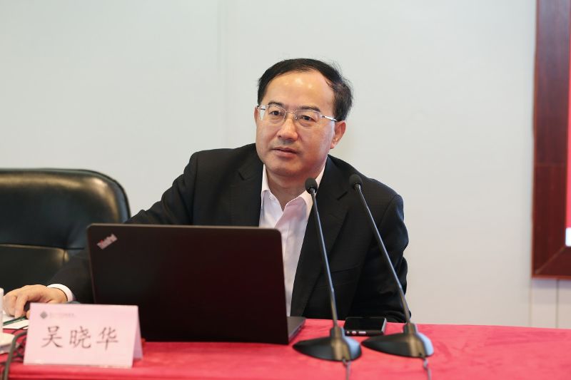 国家发展改革委员会宏观经济研究院副院长吴晓华，以“践行新发展理念，构建新发展格局”为题作开班总报告。