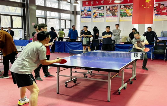 为了丰富学员的课余生活，增强身体素质，培养体育精神，国教院特组织“爱乒才会赢乒乓球友谊联赛”，比赛于2021年3月23日17点在学院体育馆正式拉开了帷幕。