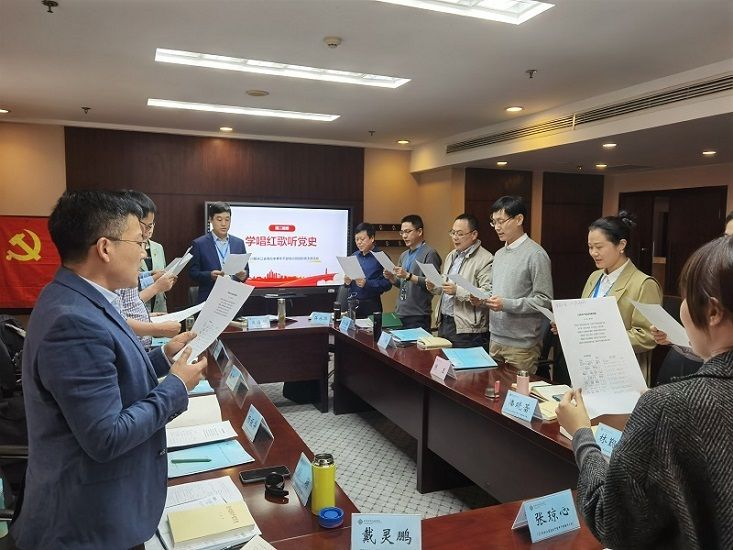 “聆听＋传唱”模式，共唱红歌忆党史。一曲《没有共产党就没有新中国》开启了在歌声中重温党史的学习之旅；庄重深情的《我和我的祖国》，表达了对祖国的依恋和热爱；充满希望的《共筑中国梦》，带来了对未来的自信和豪迈。学员们从每首红歌创作的背景和经过，了解歌曲背后的历史。一首首富含时代印记的经典歌曲，让学员在传唱中加深对党波澜壮阔历史的了解，让思想得到升华。