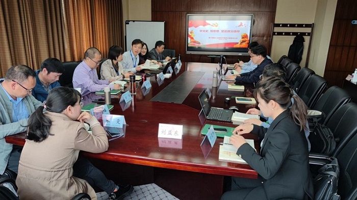 “诵读+品味”模式：品得五味读党史。学员们认真学习《论中国共产党历史》，通过诵读总书记的每一篇讲话稿，在原文中学出“五味”。读原著、学原文、悟原理，学出“原味”；从真理中汲取力量，学出“甜味”；回顾老一辈共产党人创业的艰辛，学出“苦味”；牢记“江山就是人民，人民就是江山”，以人民为本，学出“本味”；以史为镜，党史学习教育犹如“辛辣”的清醒剂，学出“辣味”。（供稿：浙江中医药大学护理学院党委副书记 林觐民；审稿：总班主任、学校管理教研部 屈潇潇）