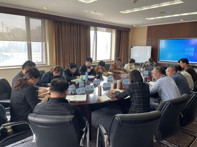 “讲授＋体验”模式，专题汇报讲党史。学员们以“中国共产党的精神谱系”为主题，梳理了在伟大实践中孕育形成的中国共产党精神谱系；以“追忆红色历史，弘扬红船精神”为主题，阐明了新时代大力弘扬首创精神、奋斗精神、奉献精神的必要性和实践路径；以“党旗的故事”为题，讲述了党旗党徽中“镰刀、斧头、锤子”样式转变及其象征的意义。大家从台下“我听讲”走到台上“我要讲”的形式，聆听更真切、更直接的“历史回响”。