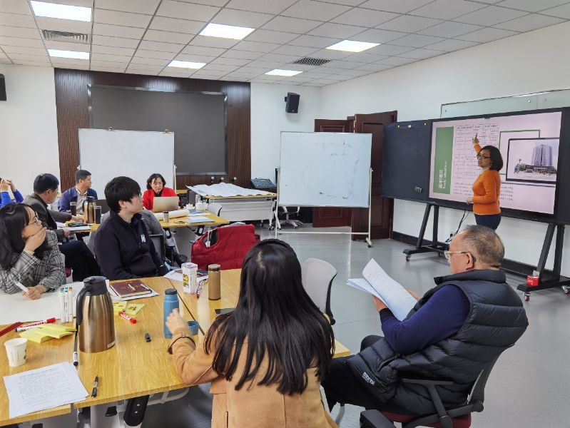 3月26日下午2点到晚上9点,根据《学院“十四五”规划编制调研工作方案》分工和安排,第一组“总体发展战略”专题调研组,在学院党委书记、常务副院长侯慧君的带领下,聚焦“学院总体发展战略”,开展了第一次院内调研。调研活动由教务部主任刘亚荣主持。教务部、党政办、纪监审、机关党校办(宣传中心)等部门相关同志和小组工作人员参加了调研活动。 3月26日下午2点到晚上9点,根据《学院“十四五”规划编制调研工作方案》分工和安排,第一组“总体发展战略”专题调研组,在学院党委书记、常务副院长侯慧君的带领下,聚焦“学院总体发展战略”,开展了第一次院内调研。调研活动由教务部主任刘亚荣主持。教务部、党政办、纪监审、机关党校办(宣传中心)等部门相关同志和小组工作人员参加了调研活动。