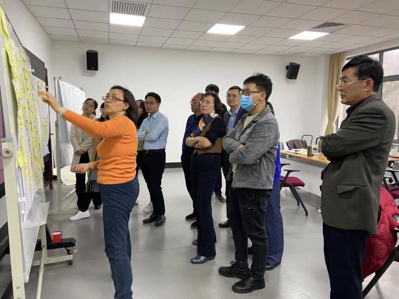 第一轮,小组成员聚焦学院“十三五规划”的经验展开“团队列名”活动。根据前期问卷调查收集的信息主要集中在学院发展取得的成就方面,小组调研聚焦“十三五”期间的主要经验,包括正向和负向的经验,收集上来的经验分布在“党建工作与从严治党”等10个主题方面,内容非常丰富。第二轮,小组成员就学院发展所面临的院内外发展的优势劣势、机遇与挑战开展了“SWOT分析”,更进一步深度理解了学院的发展环境,激发了寻找发展创新突破点的愿景。第三轮,按照战略工作坊的研讨逻辑,小组成员通过“团队共创”,形成了共识度很高的发展目标表述关键词。第四轮,围绕关键词所描绘的目标,大家深度思考,想法层出不穷,提出了满满两个大黑板的发展策略建议,引导师运用“战略地图”,引导梳理出一个结构有序的战略发展地图,为后期调研报告的撰写提供了扎实的素材。 第一轮,小组成员聚焦学院“十三五规划”的经验展开“团队列名”活动。根据前期问卷调查收集的信息主要集中在学院发展取得的成就方面,小组调研聚焦“十三五”期间的主要经验,包括正向和负向的经验,收集上来的经验分布在“党建工作与从严治党”等10个主题方面,内容非常丰富。第二轮,小组成员就学院发展所面临的院内外发展的优势劣势、机遇与挑战开展了“SWOT分析”,更进一步深度理解了学院的发展环境,激发了寻找发展创新突破点的愿景。第三轮,按照战略工作坊的研讨逻辑,小组成员通过“团队共创”,形成了共识度很高的发展目标表述关键词。第四轮,围绕关键词所描绘的目标,大家深度思考,想法层出不穷,提出了满满两个大黑板的发展策略建议,引导师运用“战略地图”,引导梳理出一个结构有序的战略发展地图,为后期调研报告的撰写提供了扎实的素材。