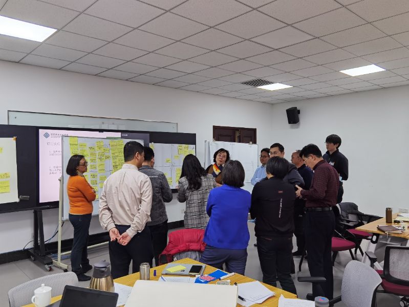 调研活动最后,侯慧君强调,本次调研开了一个好头,组织精心、主题明确、内容充实、讨论热烈,充分调动了大家参与学院“十四五”规划编制的积极性、主动性。大家对十三五期间取得的成就和经验做出了充分的总结,对学院事业发展的优势和劣势,以及面临的机遇和挑战都有着深刻的认识,分析的也非常到位,对学院“十四五”时期的规划目标和重点策略都提出了很好的意见建议,但在讨论中,对信息化和国际化的讨论和建议都偏少,今后调研应给予充分关注。下一步,各个调研组都要聚焦主题,深度思考,充分论证,特别是要学习和汲取兄弟院校好的经验和做法,为学院高质量编制“十四五”规划打下扎实的基础。 调研活动最后,侯慧君强调,本次调研开了一个好头,组织精心、主题明确、内容充实、讨论热烈,充分调动了大家参与学院“十四五”规划编制的积极性、主动性。大家对十三五期间取得的成就和经验做出了充分的总结,对学院事业发展的优势和劣势,以及面临的机遇和挑战都有着深刻的认识,分析的也非常到位,对学院“十四五”时期的规划目标和重点策略都提出了很好的意见建议,但在讨论中,对信息化和国际化的讨论和建议都偏少,今后调研应给予充分关注。下一步,各个调研组都要聚焦主题,深度思考,充分论证,特别是要学习和汲取兄弟院校好的经验和做法,为学院高质量编制“十四五”规划打下扎实的基础。