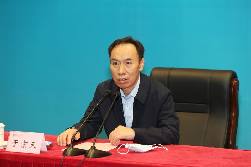 于京天在讲话中介绍了项目举办的目的和背景，并对学员学习提出要求。他希望通过培训，学员能提升境界，启迪智慧。培训期间，学员要跳出自己所在工作岗位、学校和区域，站在国家、民族、甚至世界的高度来看待本职工作和研究问题。希望校长们要设身处地地看待学校师生，去体会他们的所思所想，同时需要深刻反思自己。要有智慧养成的意识，静心思考，要向智者学习，向同行学习，还需要有哲学的思维和素养。最后，他要求学员严格遵守学习纪律。