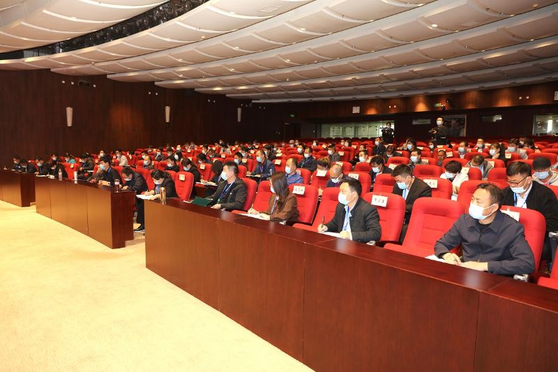 来自西部地区的100位小学校长和副校长将进行为期十天的培训。培训主题为“乡村学校文化建设的坚守与超越”，主要内容包括习近平总书记关于教育的重要论述、基础教育综合改革形势任务与重点工作、教师队伍建设与教师专业发展、校长的治校之道与领导力提升、学校文化建设与建设学校经验交流。培训形式丰富多样，有专题报告、小组研讨、学员论坛、大会交流、拓展活动、学员微分享等。（撰稿：班主任、社会科学教研部 余海波；摄影：图书信息技术部 于荣壮；编发：宣传中心 梁洋生；编审：张进强）