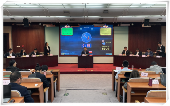 
4月13日下午，第20期浙江省高校中青年干部培训班在专家公寓行知厅举办以“一屋不扫何以（可以）扫天下”为主题的班级辩论赛。学习委员谢峰担任主席，班主任团队、总班长何星舟及班委张游、王林军、林觐民等担任评委。
本次辩论赛分为立论盘问、陈词攻辩、双方质询、自由辩论、总结陈词等五个环节。正方“横扫天下队”由杨振华、王小平、张雯、方锐四位场上辩手及宋芳琴、程萌两位候补队员组成，所持观点为“一屋不扫何以扫天下”。反方“新青年队”则由叶林良、王青柳、孔一、李甫贵四位场上辩手及张琼心、梁勇两位候补队员组成，所持观点为“一屋不扫可以扫天下”。