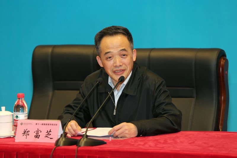 教育部副部长、国家总督学郑富芝为培训班全体学员作了题为“新时期督导工作应该做什么”的专题报告。他充分肯定了教育督导取得的成绩，指出国家督学的重要职责和使命是要体现国家意志、执行国家决策、落实国家行动。他强调新时代教育督导要紧跟教育的重点、难点，围绕六个方面开展工作：一要督方针，重在看短板；二要督发展，重在看水平；三要督保障，重在看力度；四要督评价，重在看效果；五要督秩序，重在看规范；六要督环境，重在看变化。