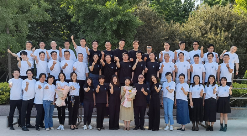 再回首，桃红柳绿春之兴，我们步入国教院，开启学习之旅；展未来，绿意蓊郁夏将盛，我们收获满满，重启新航程。 5月18日，第20期中青班46名学员欢聚一堂，举行结业联欢会。国教院培训部主任于维涛、班主任屈潇潇、陈正出席。联欢会由闻靖灏和程萌主持，全体学员参加。