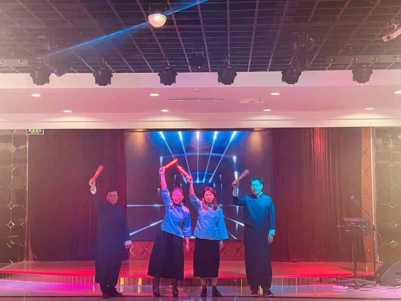 联欢会由全体学员自编自导自演，形式多样、精彩纷呈。时装秀《青春简史》中，学员们身着我国近代以来各个时期的服饰，带领大家重温曾经的青葱岁月与祖国的发展历程，献礼建党一百周年。